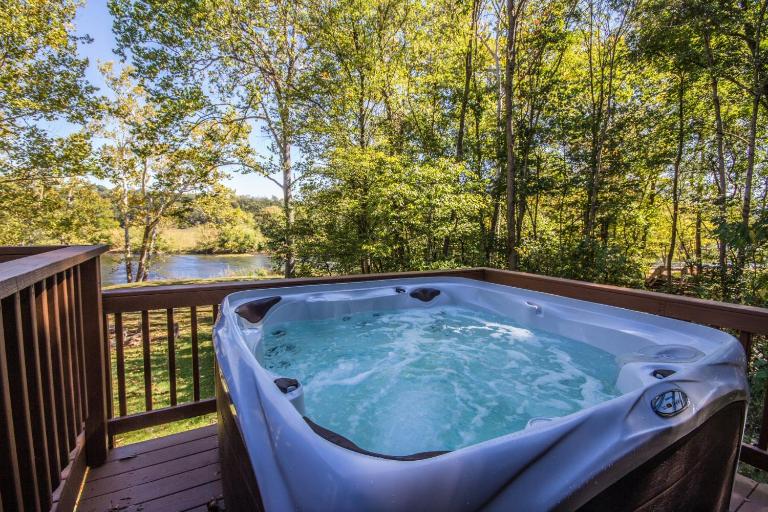 Fish Trap cabin on the Shenandoah River - B&B Luray