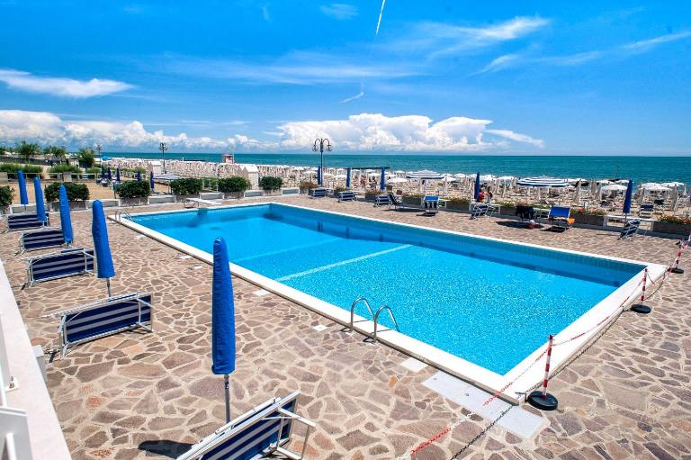 Sea view apartment with swimming pool - Chambres d'hôtes Lido di Jesolo