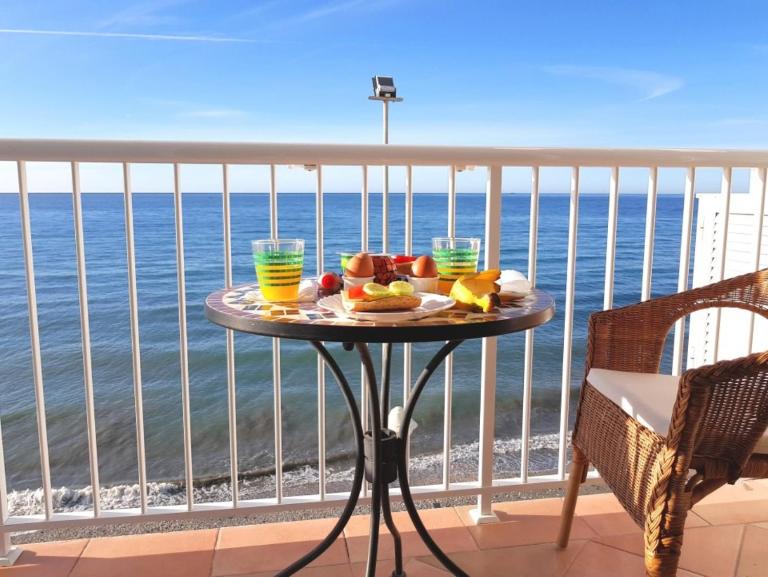 Apartment over torrecilla beach promenade - Chambres d'hôtes Nerja