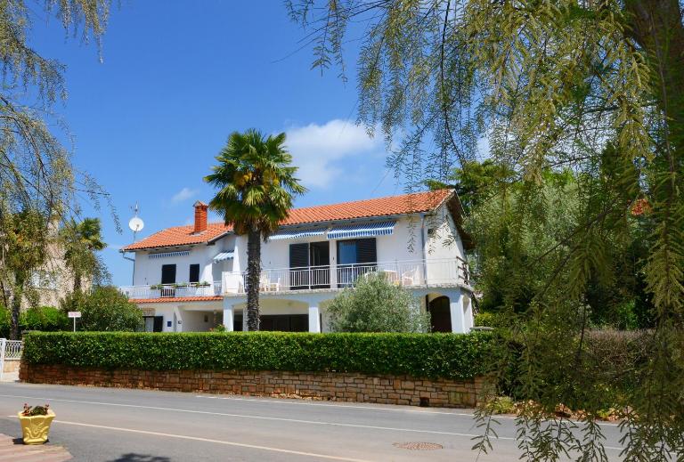 Beautiful apartments first row to the sea - B&B Poreč