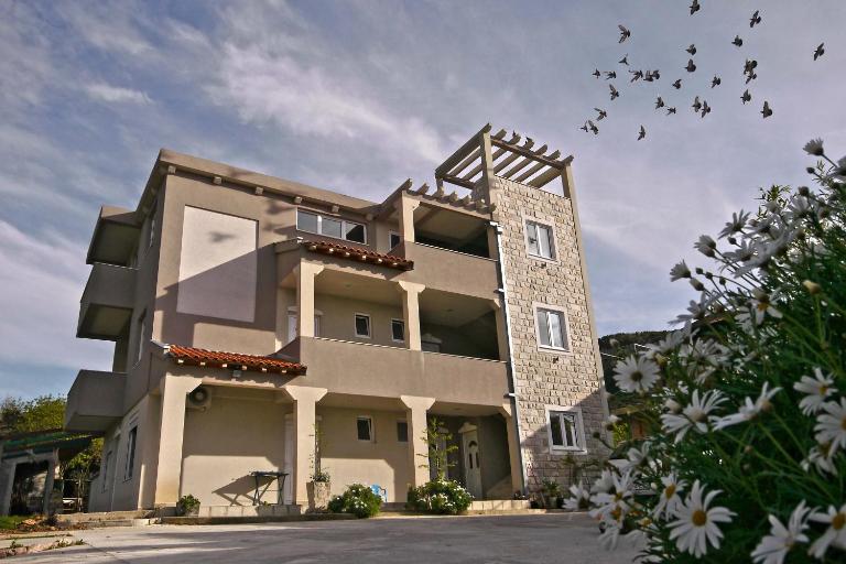Mirta Apartments Family Farm - B&B Budva