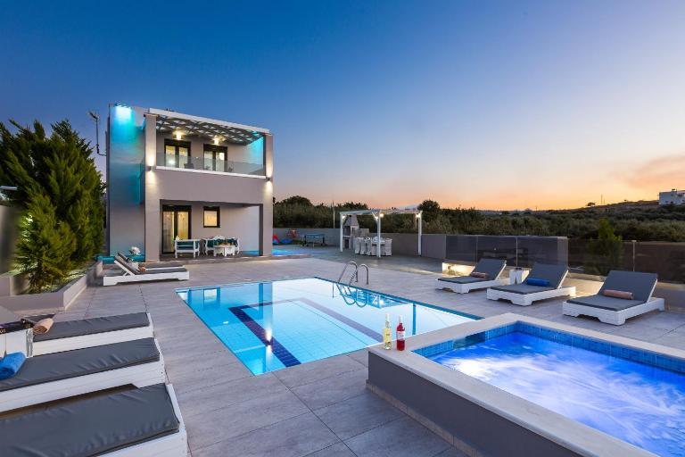 Evangelos Villas, lavish touch, By ThinkVilla - B&B Angelianá