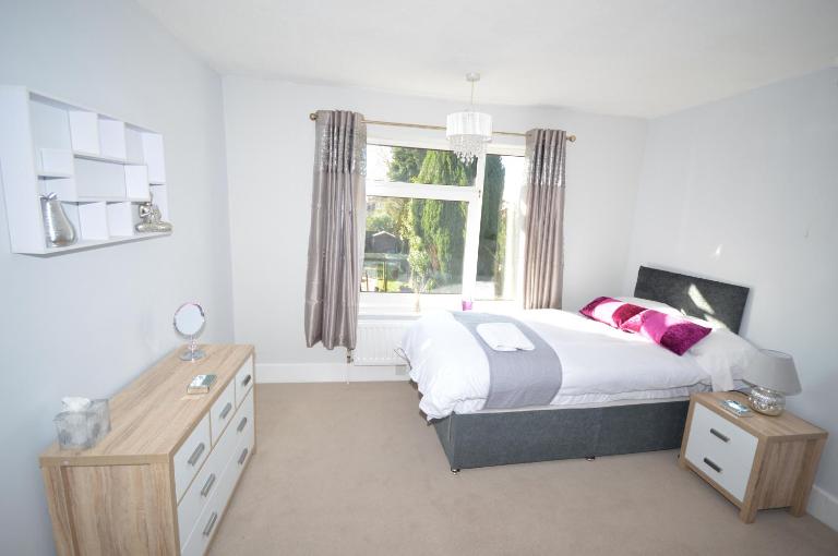 Whole House - Sleeps 5 - near town centre - off road parking - Chambres d'hôtes Hinckley