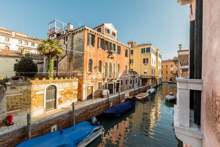 Sartor Apartment with Canal View and Private Court - B&B Venezia
