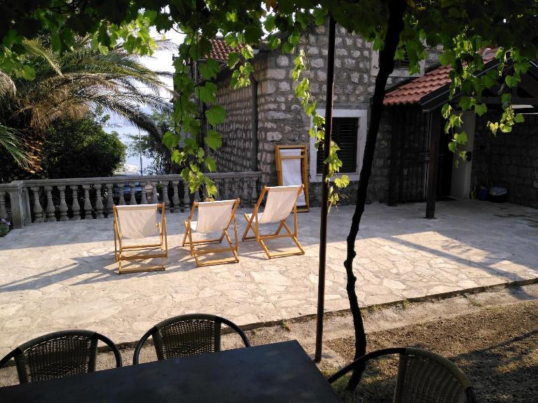 Muki's House- just 50m from the beach - B&B Kotor