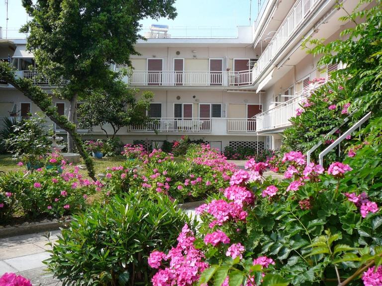 Apartments Juli - B&B Néa Poteídaia