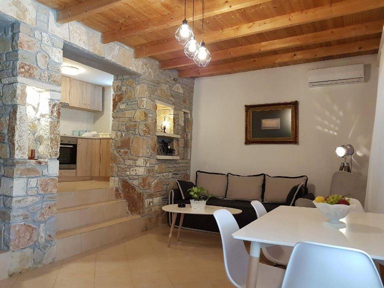 Blue Topaz cottage Mini pool Spa - Bed and Breakfast Nauplion