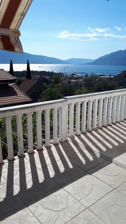 Apartment Dubrava - Ferienwohnung Tivat