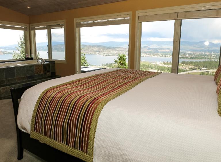 A View of the Lake B & B - Bed and Breakfast West Kelowna