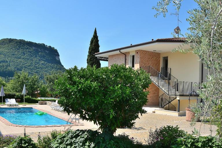 Cà Gardesana With Pool - B&B Garda