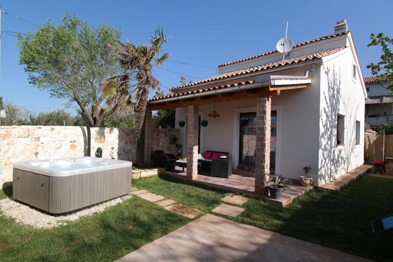 Villa Aurora - Bed and Breakfast Loborika