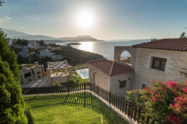 Hectoras Villa in Plaka BY APOKORONAS-VILLAS - B&B Pláka
