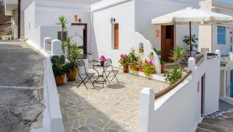 Villa Maria Traditional Home - B&B Adamantas