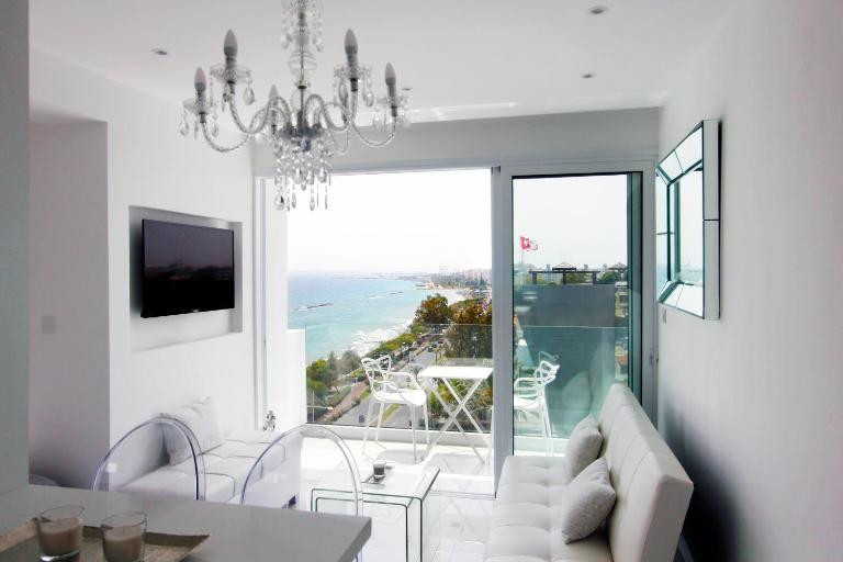 The White Pearl Suite - beach front city centre with sea view. - Chambres d'hôtes Limassol