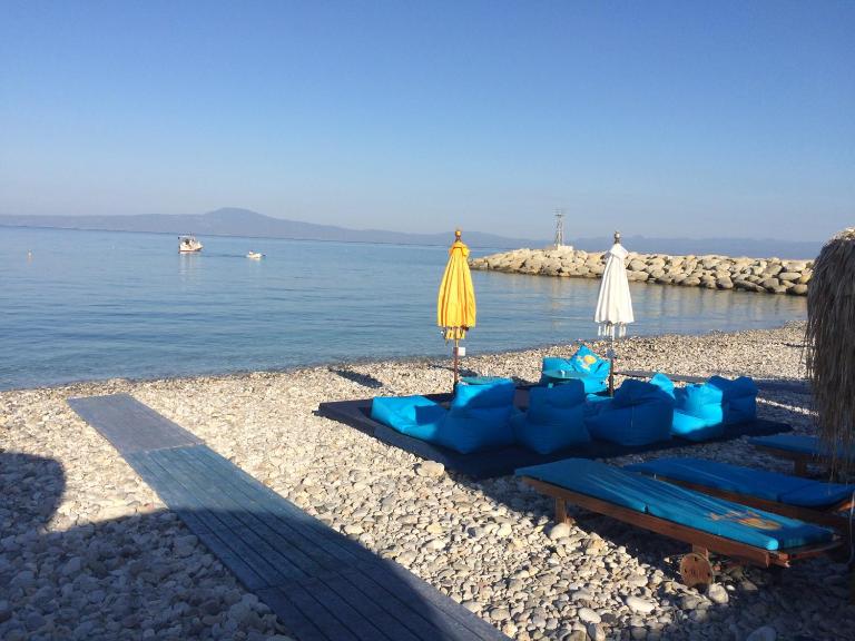 Agali 1 Mesonet In Front Of The Sea - B&B Akrogiali