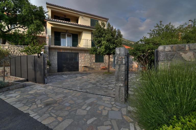 Spacious & Quiet Apartments Kuk Parking, Panoramic View & Terrace - B&B Segna