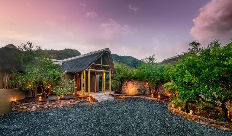 Lush Private Game Lodge - Bed and Breakfast Pilanesberg Center