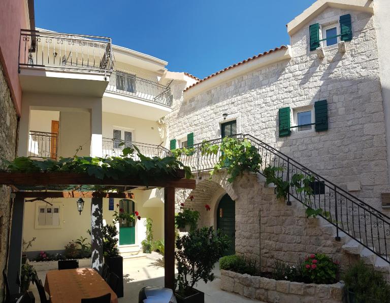 Apartments Dvor - ap1, ap2, ap3 - B&B Baška Voda