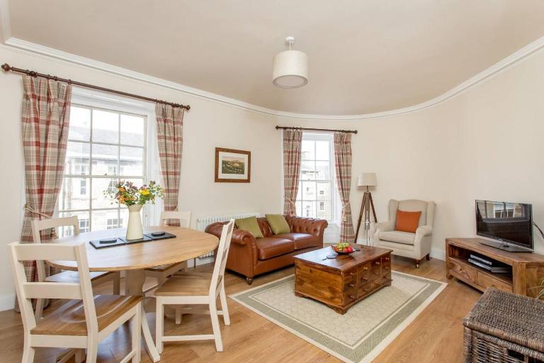 JOIVY Stylish Apt in Trendy New Town Location - B&B Edinburgh