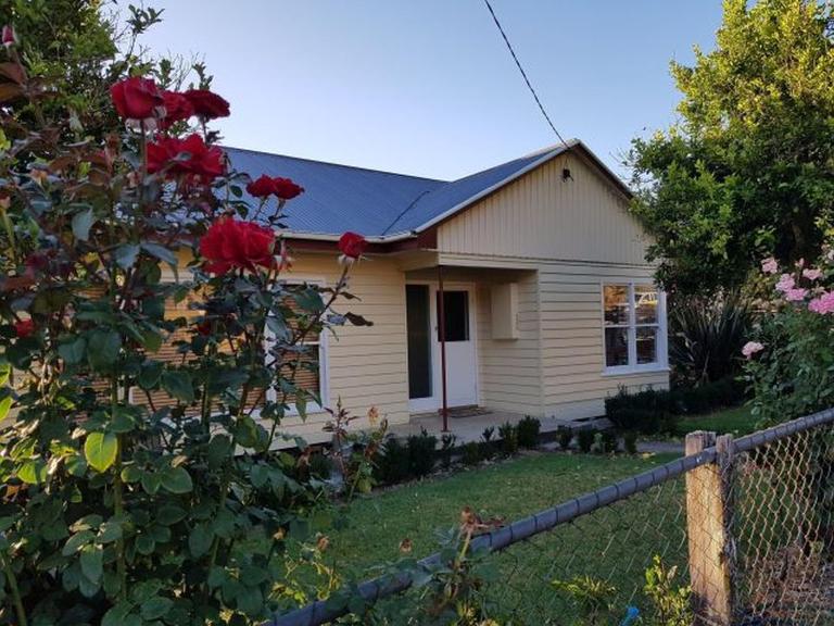 Cottage on Main - Bed and Breakfast Buchan