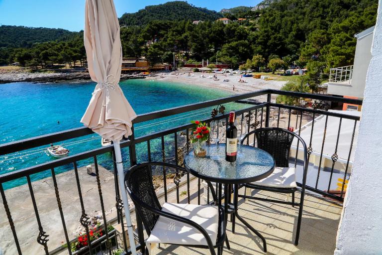 Duje Apartments Milna - B&B Milna