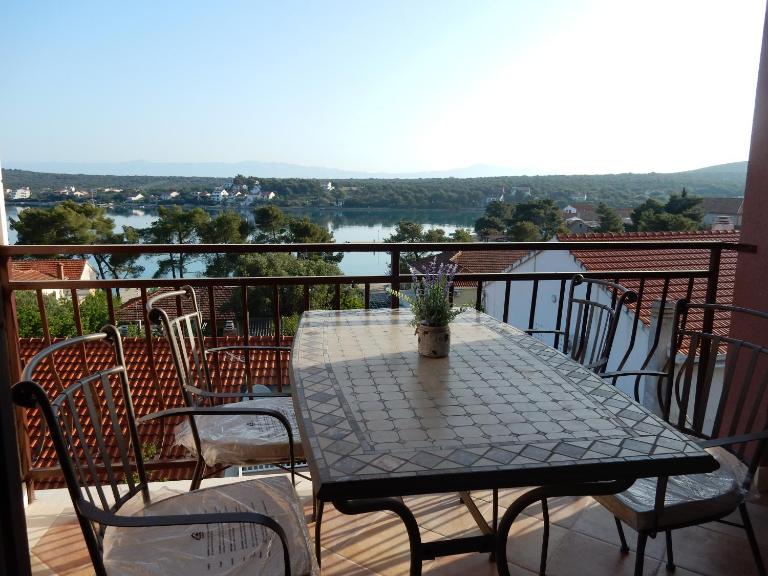 Apartments Indira II - Bed and Breakfast Lovište
