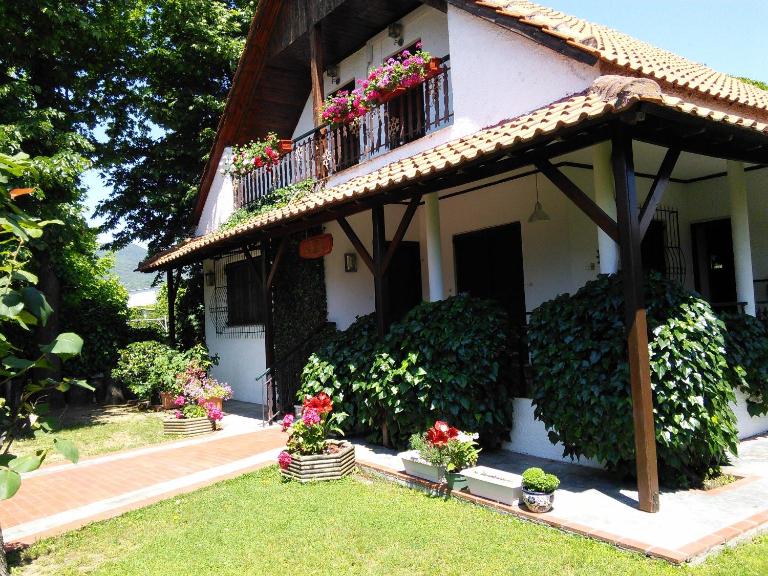 Famiy &Pet Friendly villa in Nea Vrasna-Big Garden& -BBQ WalK to Sea # - Bed and Breakfast Néa Vrasná