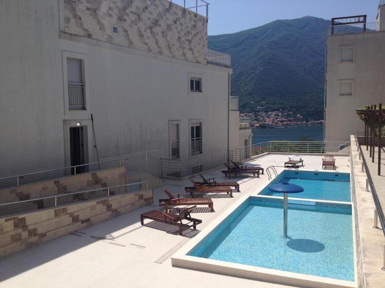 Apartment Azzurro with Pool and Parking - Ferienwohnung Kotor