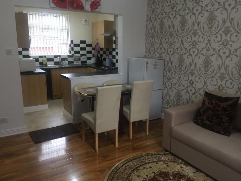KNUTSFORD House Holidays - B&B Manchester