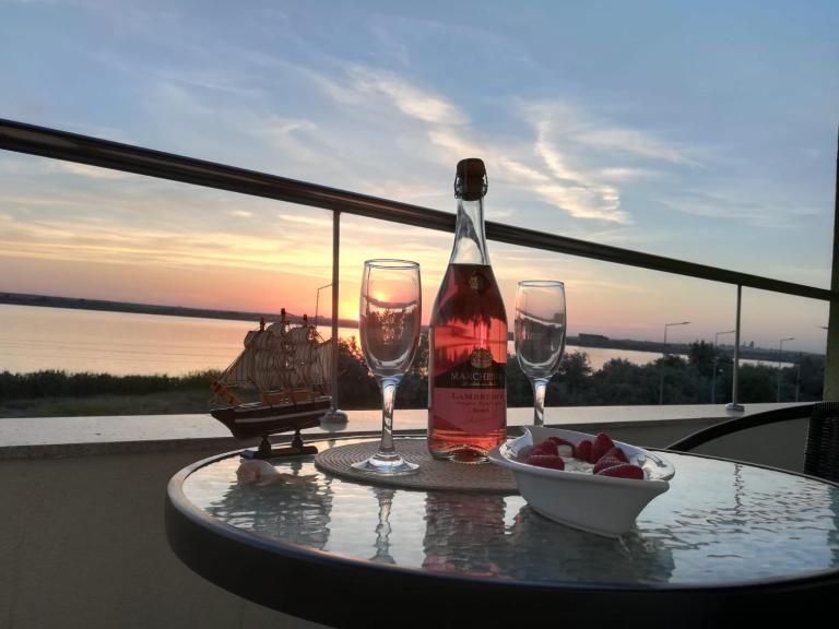 Aristocracy Summerland Apartment - Bed and Breakfast Mamaia