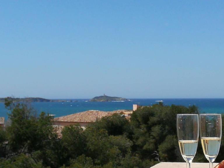 Domaine de la Coudoulière, T2 climatisé terrasse vue mer sans vis à vis plage à 100m - Chambres d'hôtes Six-Fours-les-Plages
