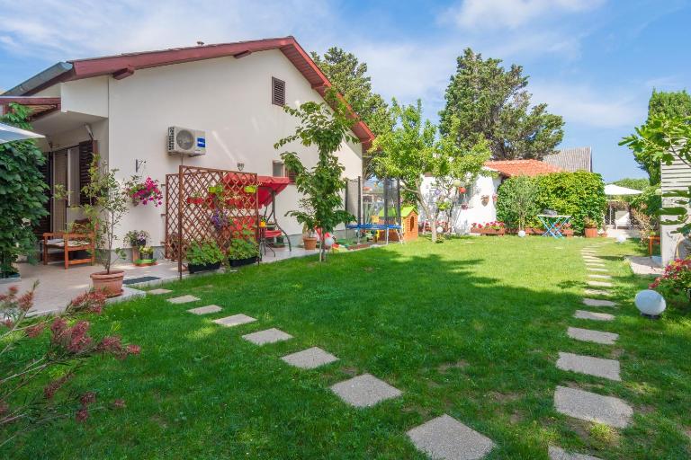 Apartments Kiara Sabunike 836 - Chambres d'hôtes Privlaka