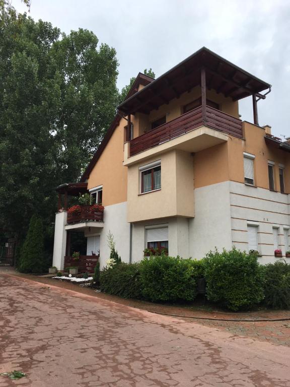 Bella apartman Balatonalmádi - Bed and Breakfast Balatonalmádi