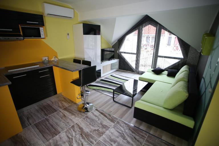 Centrum Lux 2 Apartmanok - B&B Kaposvár