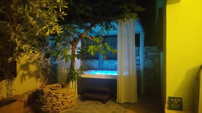 Green house Peroj, WI-FI, FREE PARKING, GARDEN, HOT TUBE, PET FRIENDLY - Chambres d'hôtes Peroj
