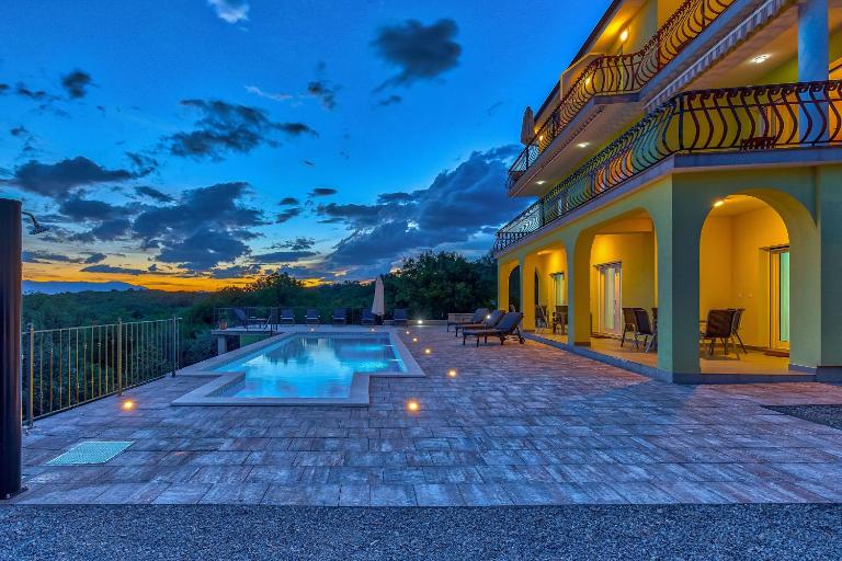 Luxury apartments Kostrena with pool - B&B Kostrena