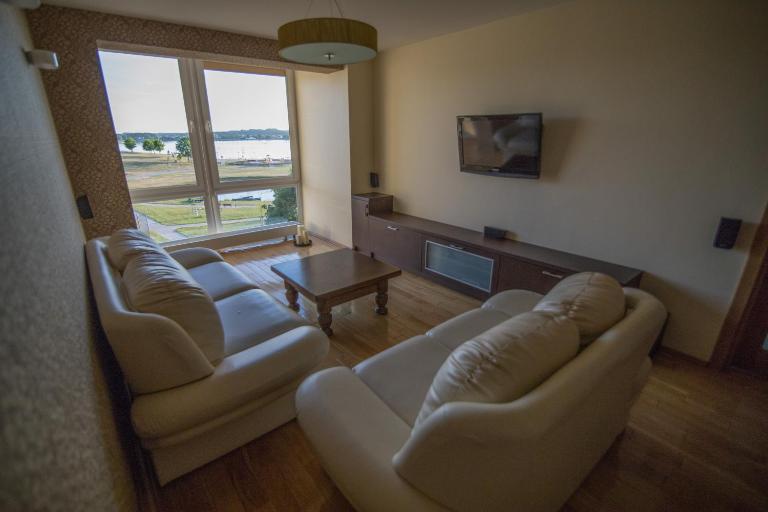 Cozy apartment with a wonderful lake view - B&B Telšiai