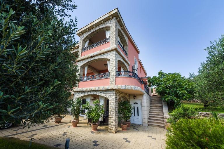 Apartments Orkula - B&B Maslenica