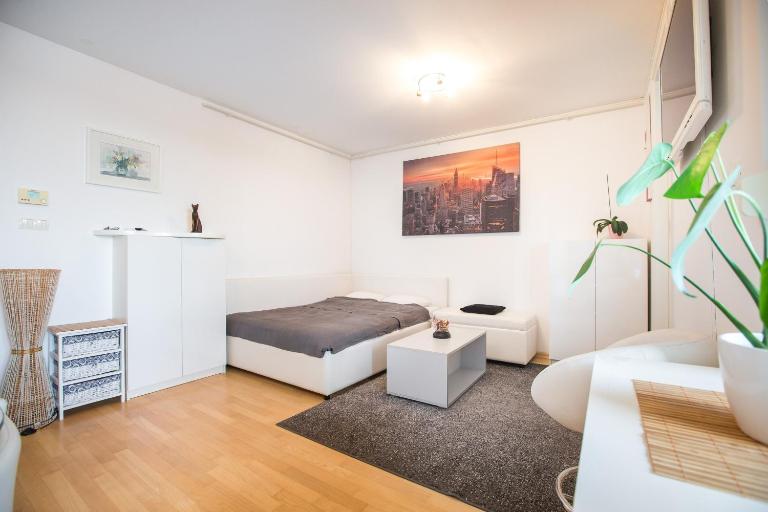 Cozy & Modern Studio with Balcony - B&B Zagreb