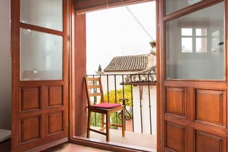 Luminous Alhambra view apartment in Albayzín - B&B Granada