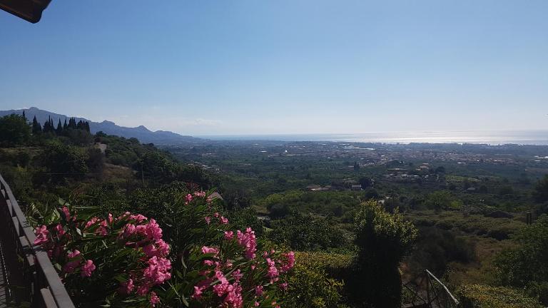 Open Land Holiday House - B&B Fiumefreddo di Sicilia