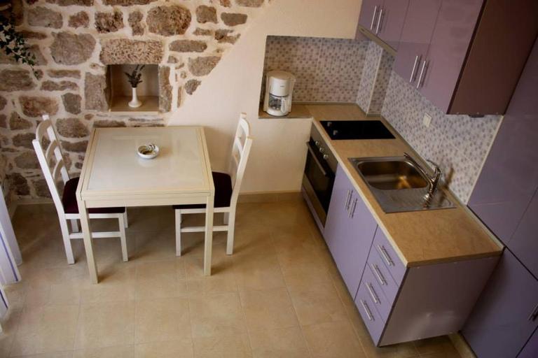 Apartment Cukarin A2 BOL-CENTER, Croatia - B&B Bol