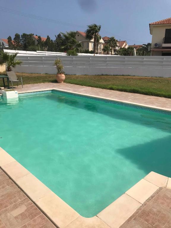 Limni Pool House B - Bed and Breakfast Larnaca