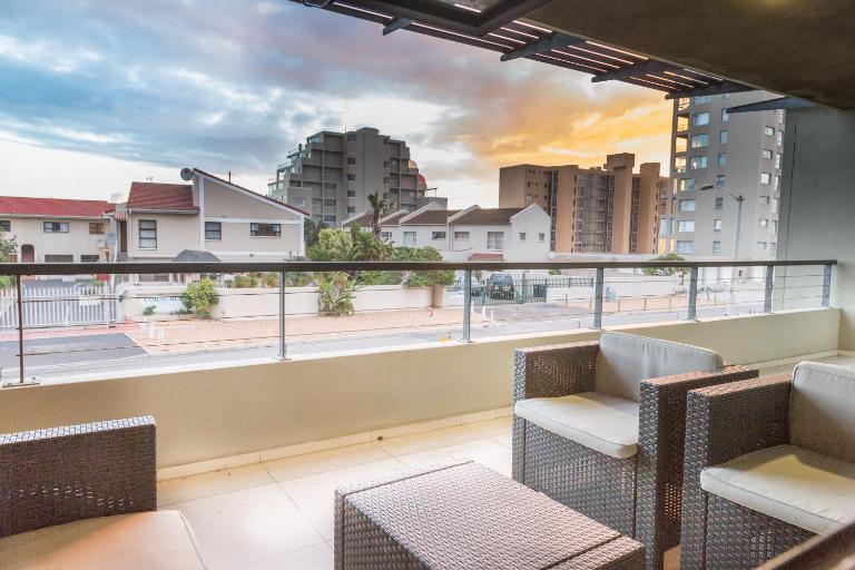 Modern 2 bedroom with underground parking 1 mins from beach-205 La Cabina, Blouberg, Cape Town - B&B Bloubergstrand