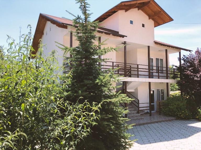 Гостевой дом ЛЕТО на Иссык-Куле - B&B Kara-Oy