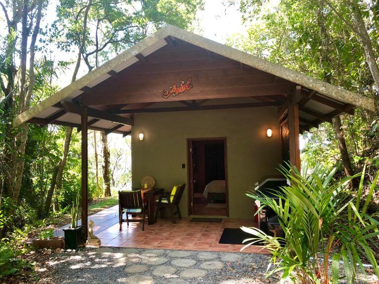 Gunnadoo Holiday Hut with Ocean Views and Jacuzzi - B&B Miallo