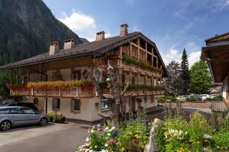Appartamenti Ladina - Bed and Breakfast Campitello di Fassa