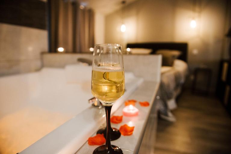 La Suite Romantique avec Jacuzzi au Cœur de Perpignan - B&B Perpignano