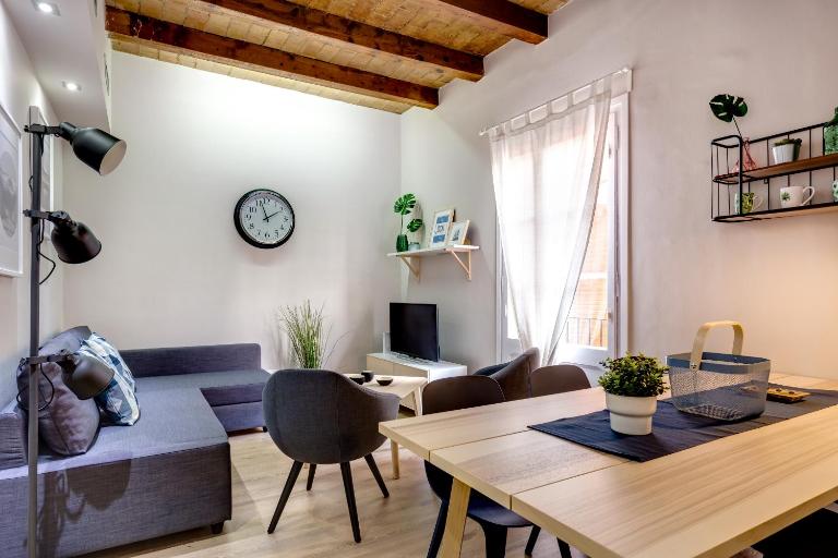 Renovated & Classic 3-Bedroom Sagrada Familia Apartment - Bed and Breakfast Barcelona