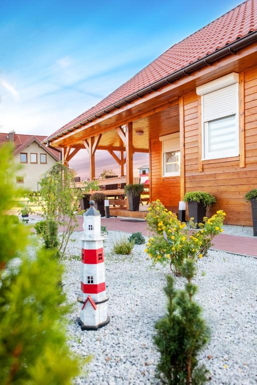 DomekTomek z kominkiem i ogrodem 1000m - B&B Niechorze